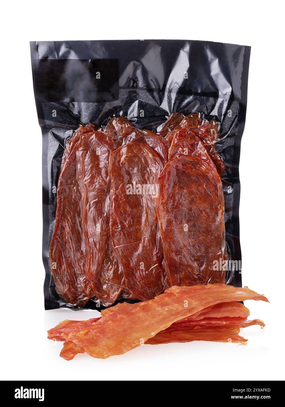 Putenfleisch-Chips in Vakuumverpackungen isoliert auf weißem Hintergrund Stockfoto