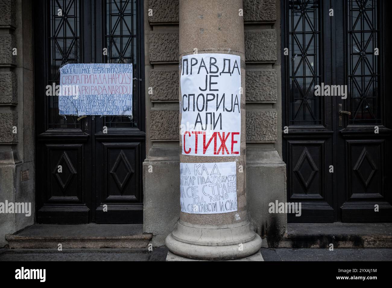 Belgrad, Serbien – 13. Dezember 2024: Protestaktionen gegen Studentenfeinde in Belgrad: Blockade der Universität Stockfoto