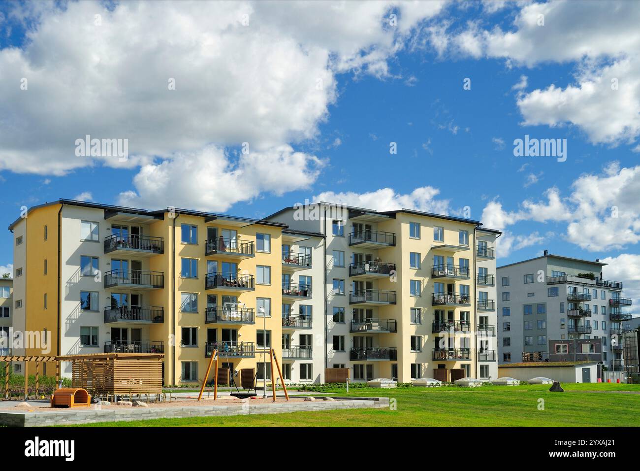 Moderne Apartmenthäuser in neuer Nachbarschaft Stockfoto