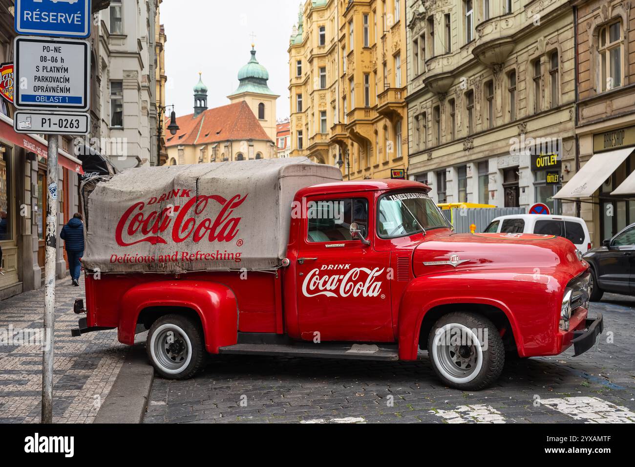 Prag, Tschechische Republik, 12. November 2024: Sehr alter Coca-Cola-Lieferwagen auf den Straßen von Prag. Stockfoto