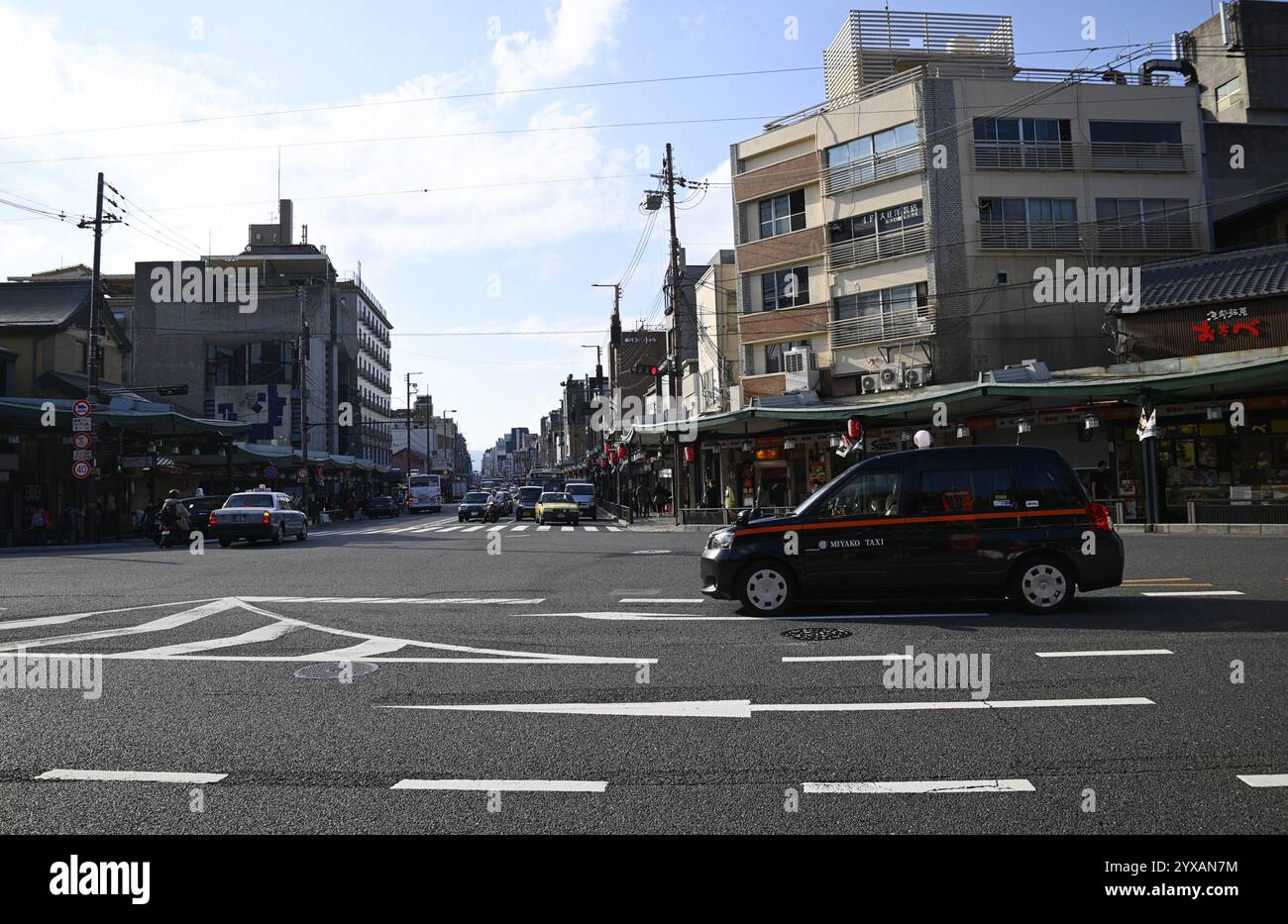 Landschaft mit malerischem Blick auf Shijō-dōri, eine Geschäftsstraße von Gion in Kyoto, Japan. Stockfoto