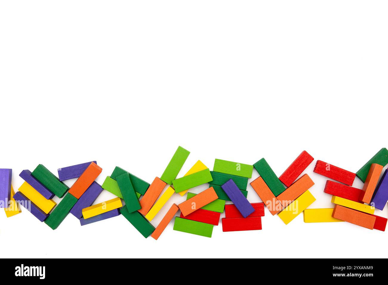 Bunte Holzbausteine auf weißem Hintergrund – abstrakte Textur und verspieltes Design Stockfoto