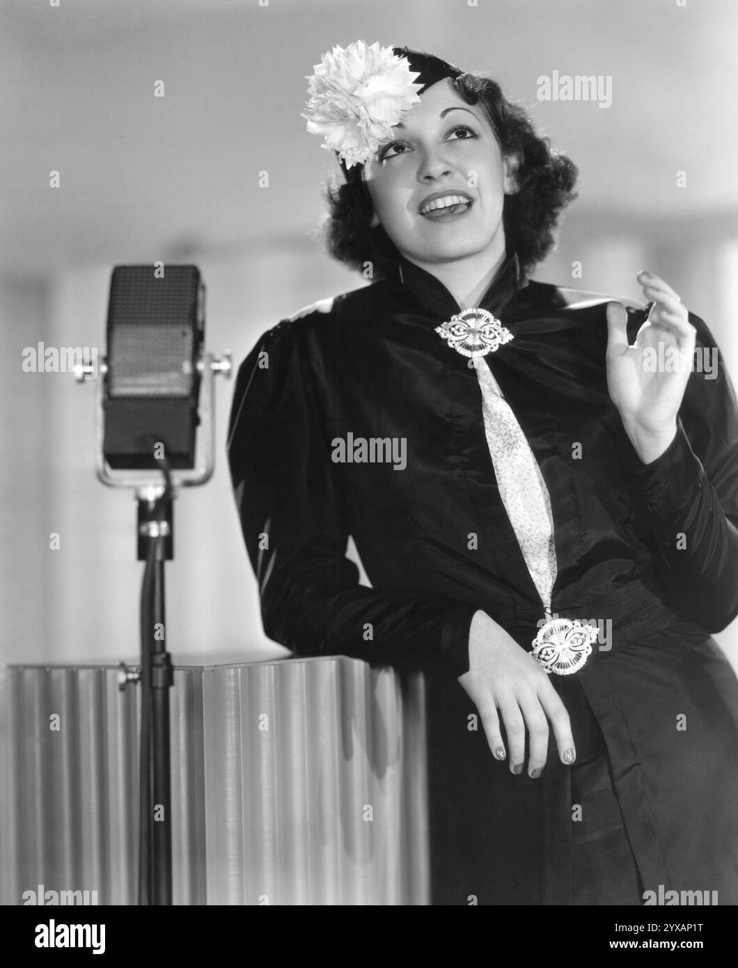 Ein Werbeporträt von Sängerin ADRIANA CASELOTTI aus dem Jahr 1936, der die Stimme von SCHNEEWITTCHEN in WALT DISNEYS SCHNEEWITTCHEN UND DEN SIEBEN ZWERGEN 1937 Supervising Director DAVID HAND Story von The GRIMM BROTHERS Music FRANK CHURCHILL Words LARRY MOREY Walt Disney Productions / RKO Radio Pictures war Stockfoto