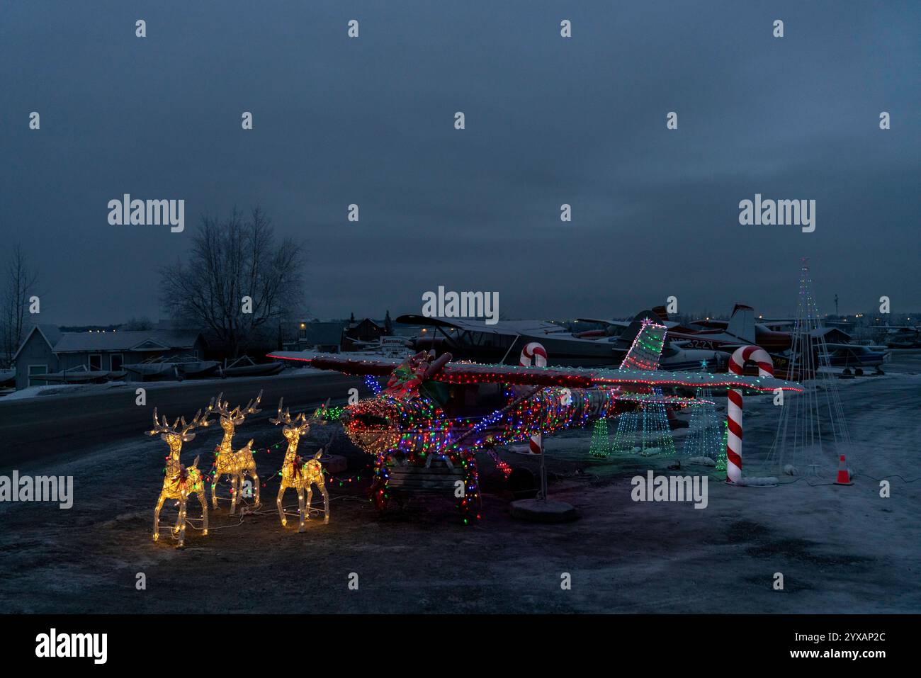 Christmas Spirit Takes Flight in Alaska 14. Dezember 2024 - Anchorage, Alaska: Das Modell Cessna 150L N6775G liegt am Ufer des Lake Hood, der weltweit größten Wasserflugzeugbasis in Anchorage, Alaska. Es ist mit Weihnachtsdekorationen dekoriert und zieht die Aufmerksamkeit der Besucher auf sich. Bunte Lichter und beleuchtete Rentierfiguren vor dem Flugzeug machen es in einen Schlitten des Weihnachtsmanns. Diese kreative Weihnachtsdekoration ist ein beliebter Urlaubsort für Familien und Fotografen. Copyright: XHASANxAKBASx Stockfoto