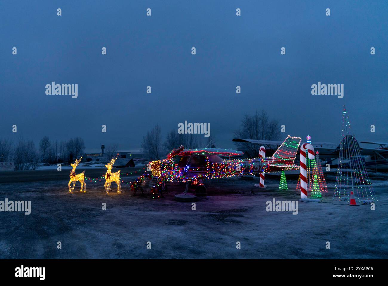 Christmas Spirit Takes Flight in Alaska 14. Dezember 2024 - Anchorage, Alaska: Das Modell Cessna 150L N6775G liegt am Ufer des Lake Hood, der weltweit größten Wasserflugzeugbasis in Anchorage, Alaska. Es ist mit Weihnachtsdekorationen dekoriert und zieht die Aufmerksamkeit der Besucher auf sich. Bunte Lichter und beleuchtete Rentierfiguren vor dem Flugzeug machen es in einen Schlitten des Weihnachtsmanns. Diese kreative Weihnachtsdekoration ist ein beliebter Urlaubsort für Familien und Fotografen. Copyright: XHASANxAKBASx Stockfoto