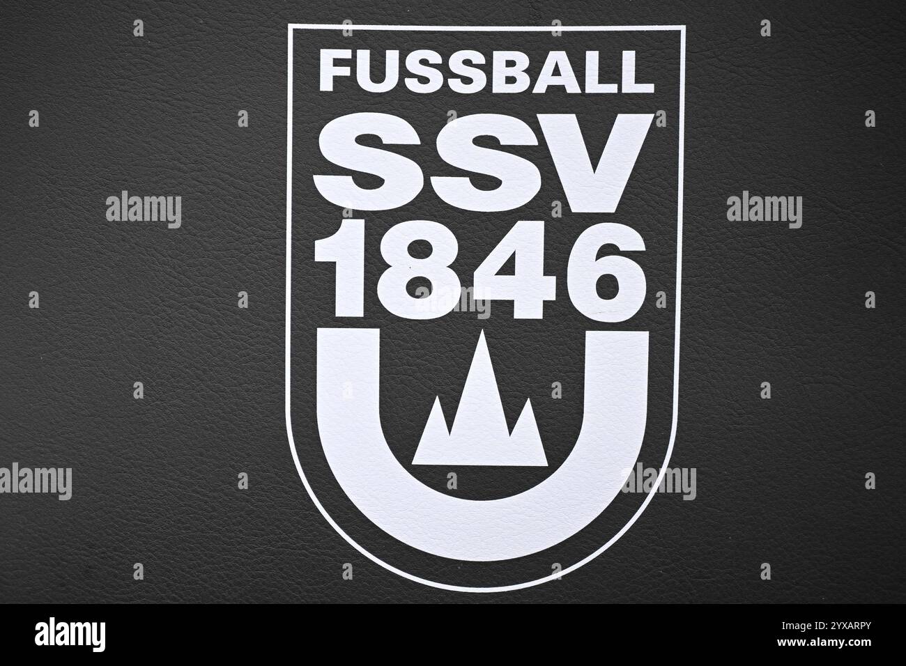 Ulm, Deutschland. Dezember 2024. Fußball: Bundesliga 2, SSV Ulm 1846 - Hamburger SV, Spieltag 16, Donaustadion. SSV Ulm 1846 Fußball-Logo. Hinweis: Harry langer/dpa - WICHTIGER HINWEIS: Gemäß den Vorschriften der DFL Deutschen Fußball-Liga und des DFB Deutschen Fußball-Bundes ist es verboten, im Stadion und/oder des Spiels aufgenommene Fotografien in Form von sequenziellen Bildern und/oder videoähnlichen Fotoserien zu verwenden oder zu verwenden./dpa/Alamy Live News Stockfoto