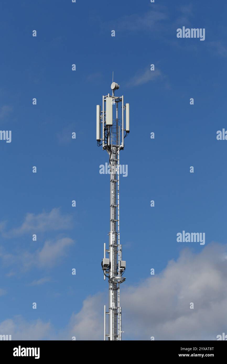 Mobilfunkturm vor klarem blauen Himmel Stockfoto