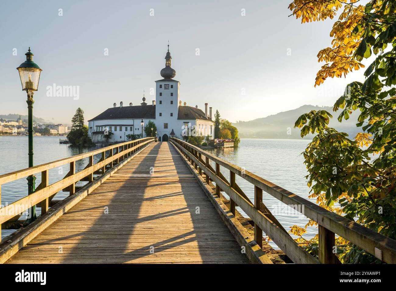 Steg zum Schloss Orth, Gmunden, Traunsee, Oberösterreich, Österreich *** Fußgängerbrücke zum Schloss Orth, Gmunden, Traunsee, Oberösterreich, Österreich Stockfoto