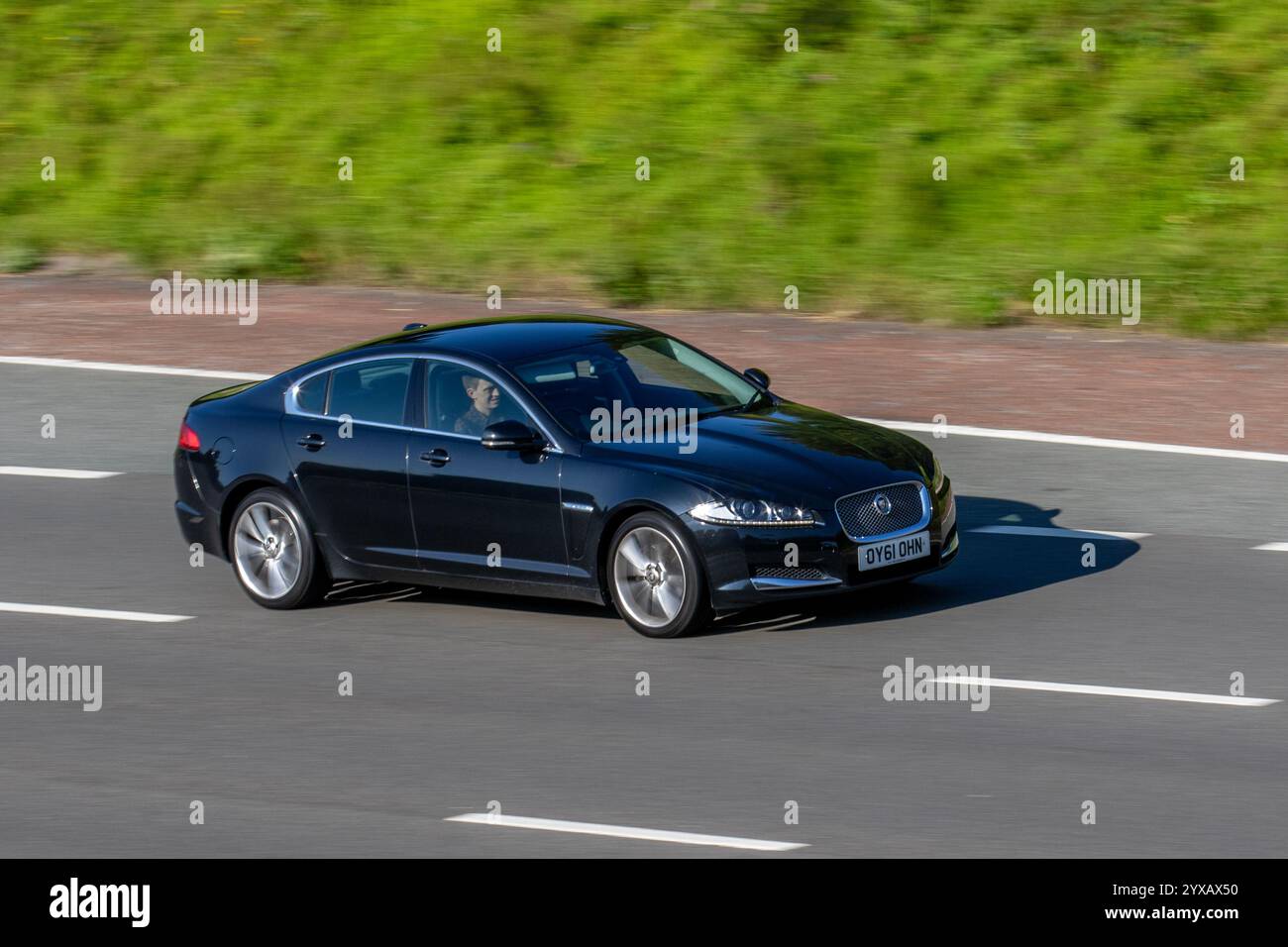 2011 Schwarz Jaguar XF Premium Luxury V6 Auto, XF Limousine; Fahrt auf der Autobahn M6, Großbritannien Stockfoto