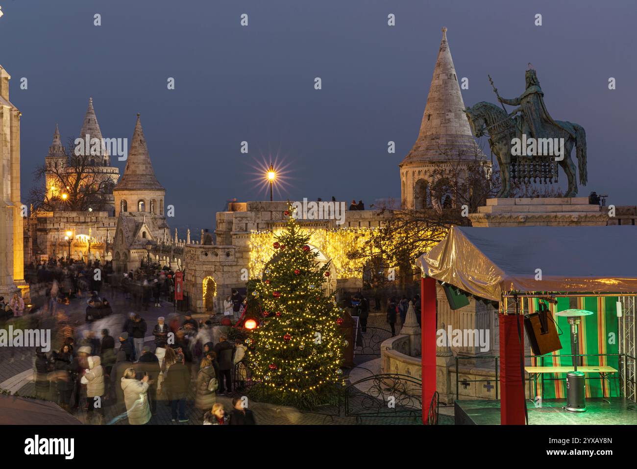 12.09.24. BUDAPEST, UNGARN. Adventsmarkt in der Fishermans Bastion neben der Matthiaskirche. Es gibt es im Burgviertel buda. Stockfoto