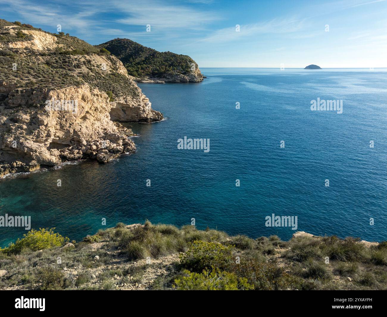 Mediterraner Luftblick mit türkisfarbenem Wasser an der Costa Blanca von Alicante, Spanien – Stockfoto Stockfoto