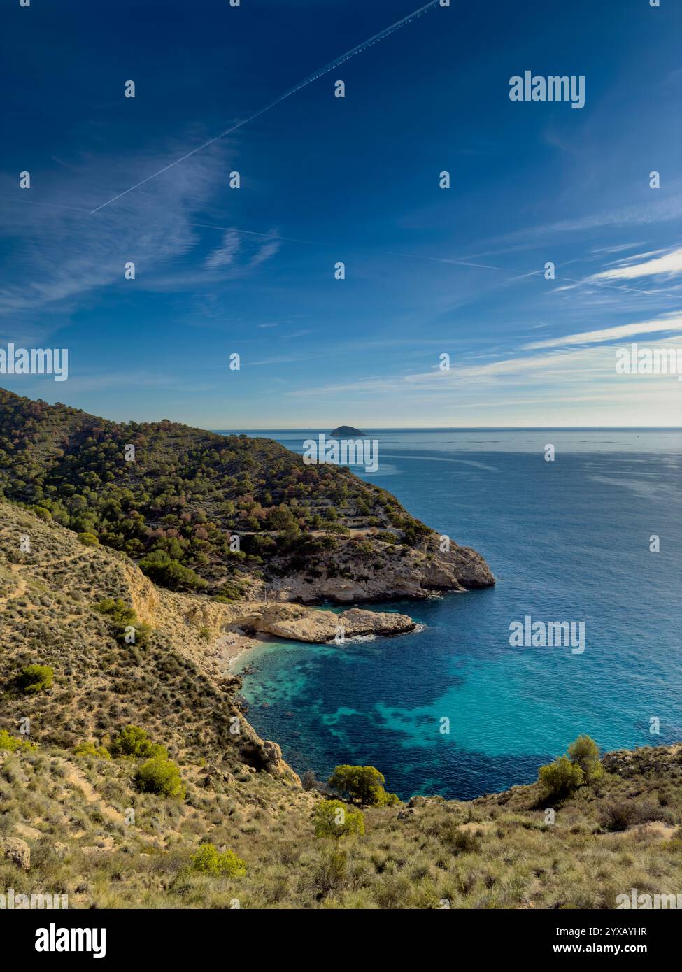 Mediterraner Luftblick mit türkisfarbenem Wasser an der Costa Blanca von Alicante, Spanien – Stockfoto Stockfoto
