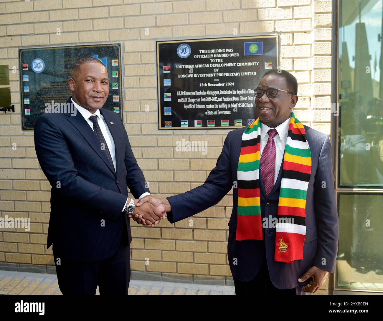 Gaborone, Botswana. Dezember 2024. Botswanas Präsident Duma Boko (L) schüttelt die Hand mit Emmerson Mnangagwa, dem Präsidenten Simbabwes und derzeitigen Vorsitzenden der Entwicklungsgemeinschaft des Südlichen Afrika (SADC), während der Übergabe des Hauptgebäudes der SADC am 13. Dezember 2024 in Gaborone, Botswana. UM MIT der offiziellen Übergabe des SADC-Hauptgebäudes zu BEGINNEN. Credit: Tshekiso Tebalo/Xinhua/Alamy Live News Stockfoto