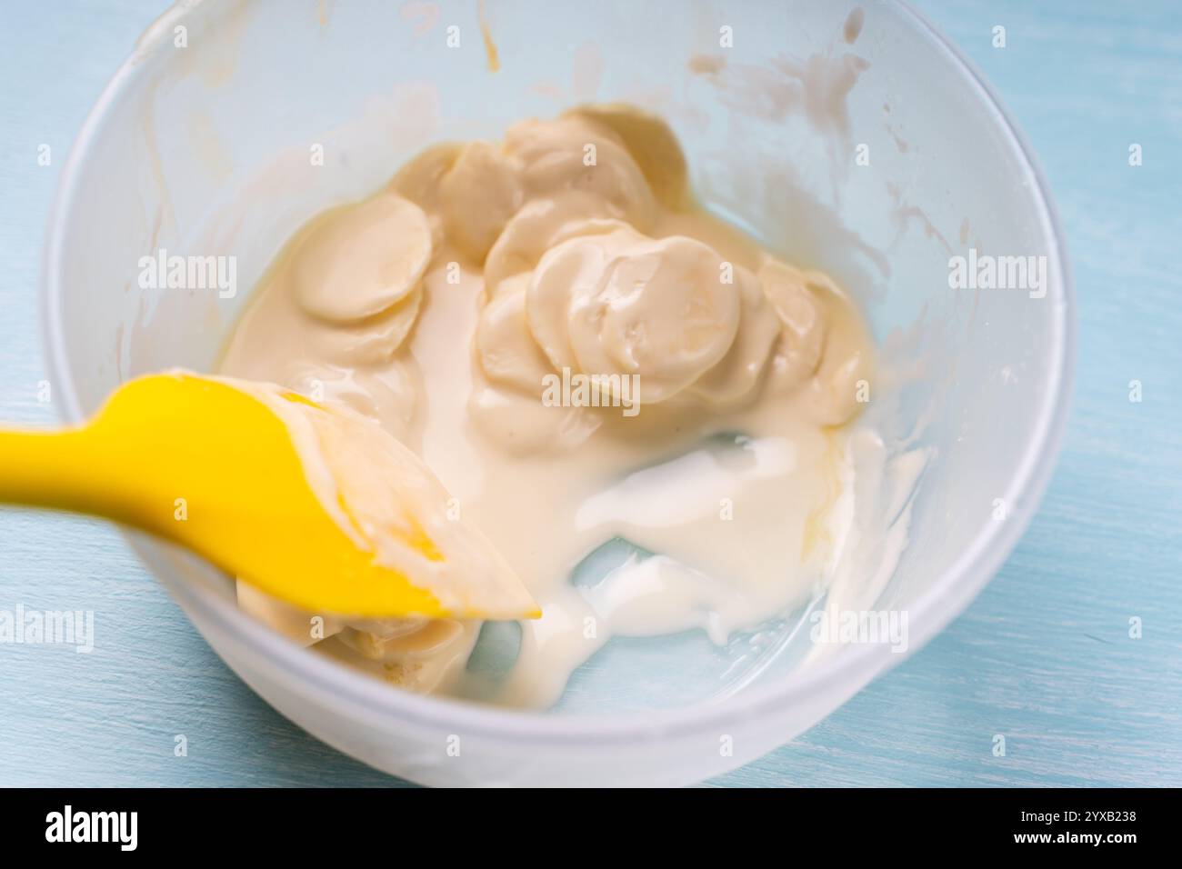 Temperierung von weißer Profi-Schokolade. Der Prozess der Herstellung von handgemachten Pralinen. Hochwertige Fotos Stockfoto