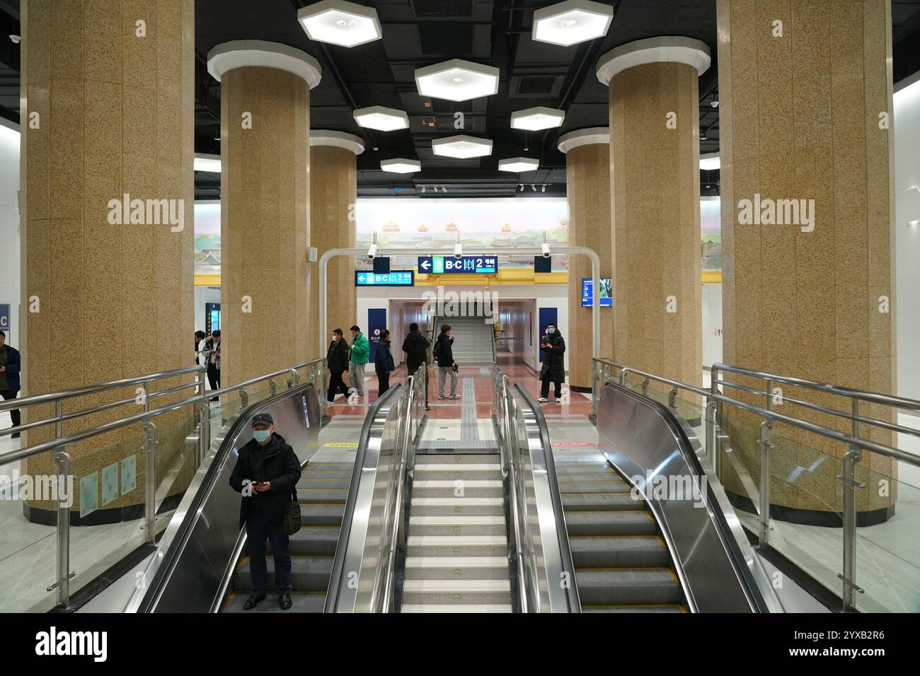 Peking, China. Dezember 2024. Passagiere fahren am 15. Dezember 2024 zur Pekinger U-Bahn-Linie 3 am Bahnhof Dongsi Shitiao in Peking, Hauptstadt Chinas. Drei neue U-Bahn-Linien wurden am Sonntag in Peking eröffnet, wodurch die Gesamtlänge der Stadt auf 879 Kilometer erhöht wurde, was den ersten Platz unter den chinesischen Metropolen belegt. Quelle: Zhang Chenlin/Xinhua/Alamy Live News Stockfoto