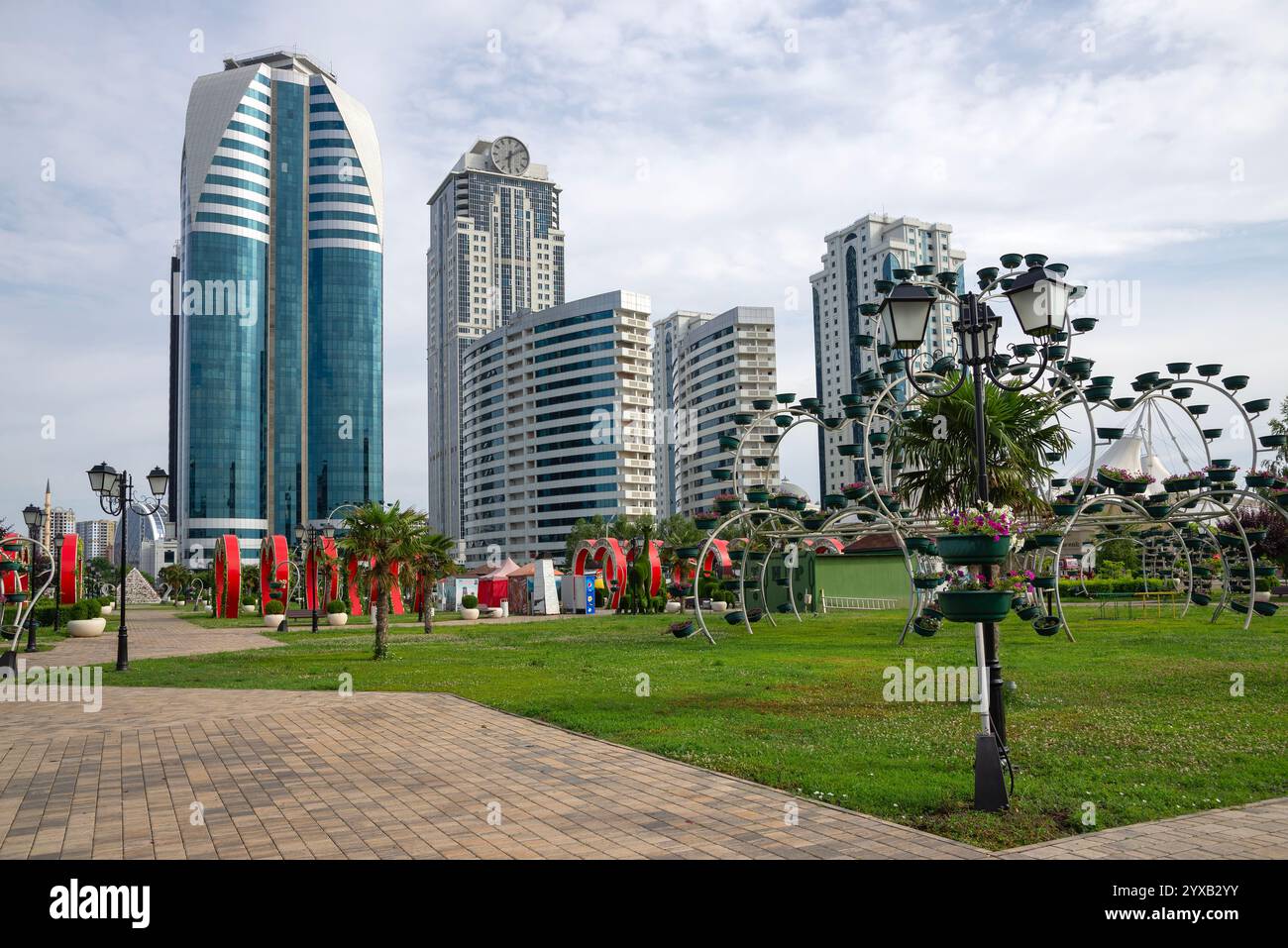 GROSNY, RUSSLAND - 14. JUNI 2023: Bewölkter Sommertag im Blumenpark in der Nähe des Wohnkomplexes Grosny City. Republik Tschetschenien Stockfoto