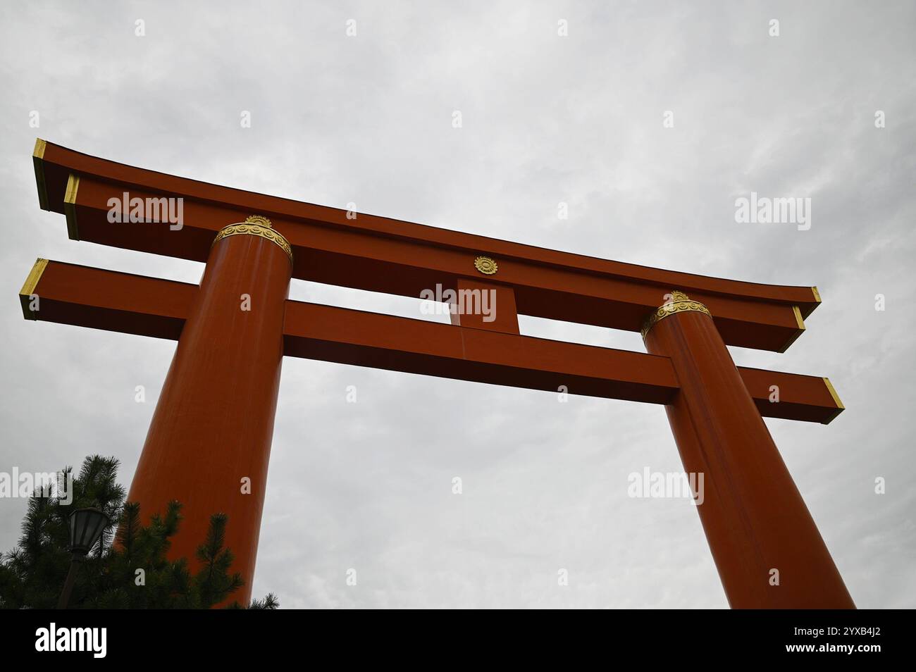 Malerischer Blick auf das beeindruckende goldene Grand Torii Tor auf Jingu-michi Teil des Shinto-Schreins Heian Jingū in Sakyō-ku, Kyoto, Japan. Stockfoto