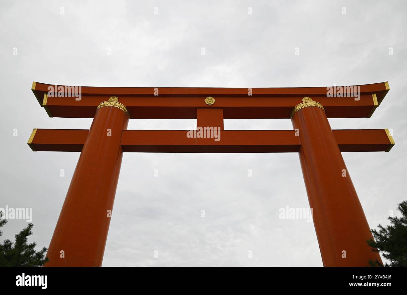 Malerischer Blick auf das beeindruckende goldene Grand Torii Tor auf Jingu-michi Teil des Shinto-Schreins Heian Jingū in Sakyō-ku, Kyoto, Japan. Stockfoto