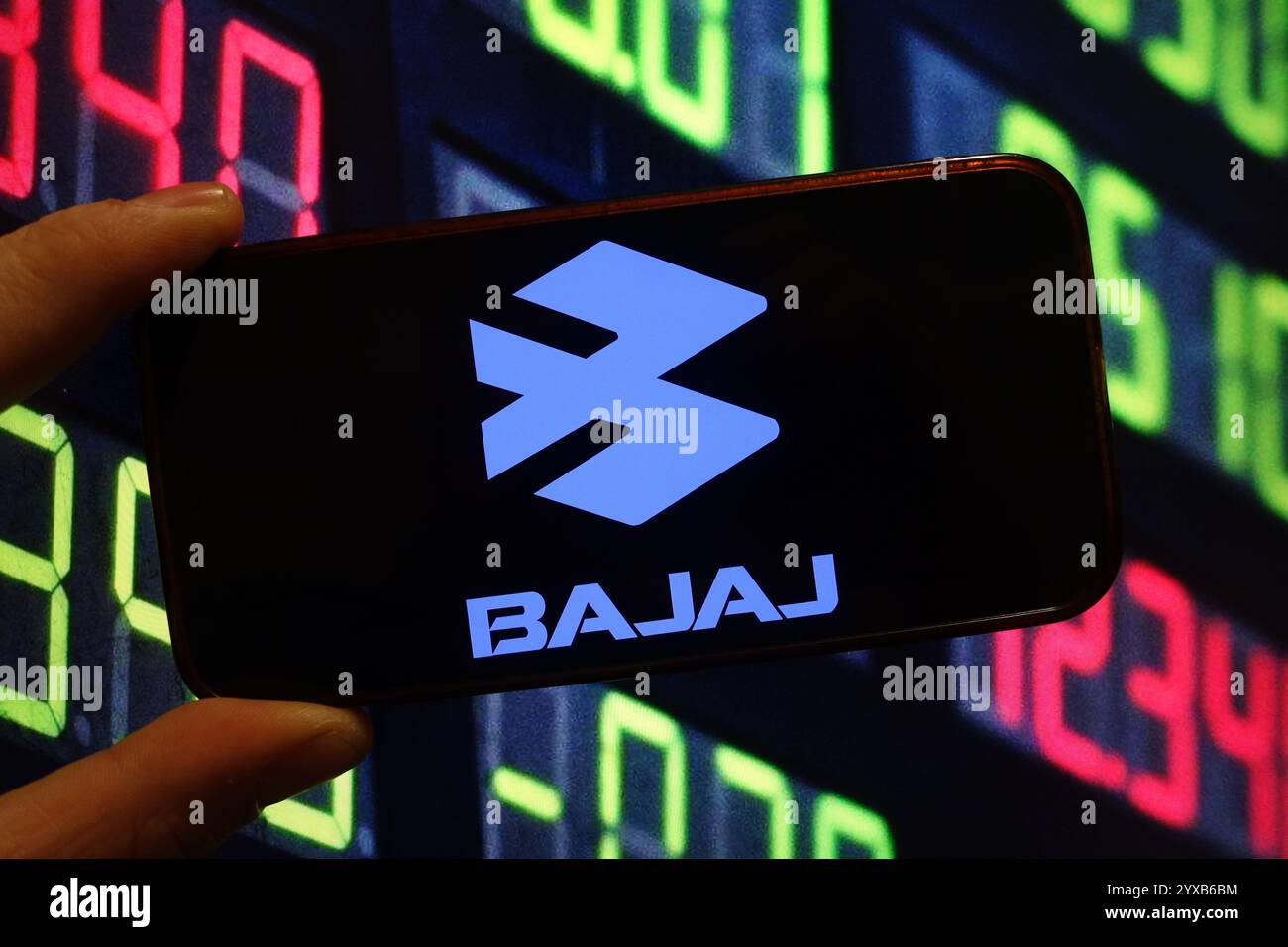 Polen. Dezember 2024. In dieser Fotoabbildung wird das Firmenlogo von Bajaj Auto auf einem Smartphone-Bildschirm angezeigt. Quelle: SOPA Images Limited/Alamy Live News Stockfoto