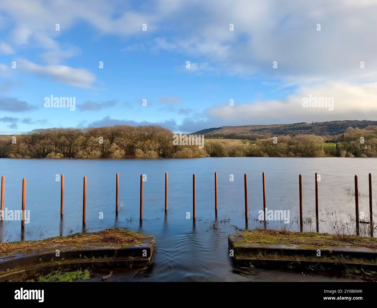 Filtrationsnadeln am Überlauf für das Rivington Reservoir mit Blick auf Rivington Pike. In der Nähe von Chorley in Lancashire - Smartphone-aufgenommenes Stockfoto