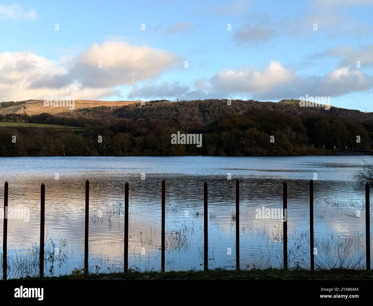 Filtrationsnadeln am Überlauf für das Rivington Reservoir mit Blick auf Rivington Pike. In der Nähe von Chorley in Lancashire - Smartphone-aufgenommenes Stockfoto