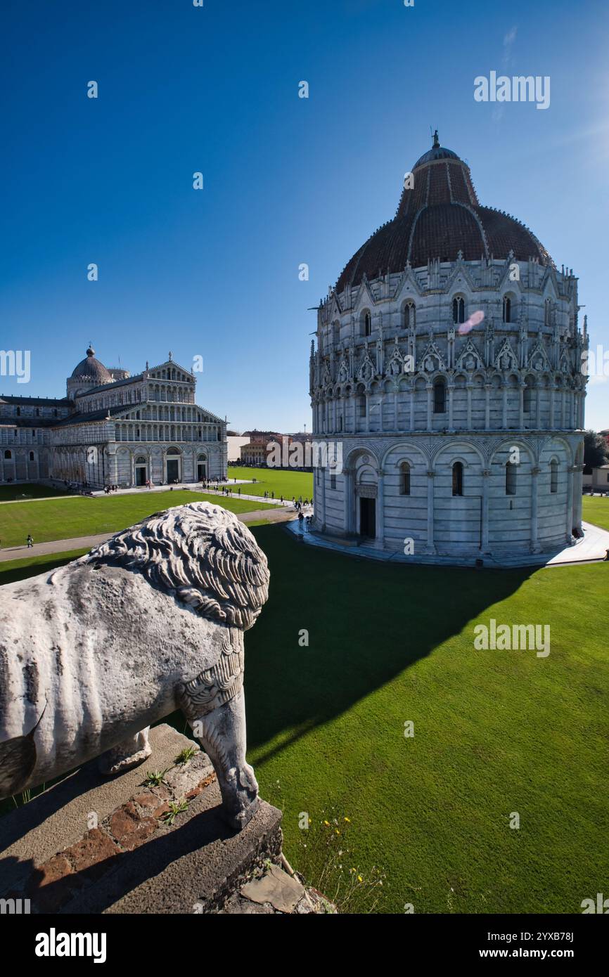 Malerischer Blick auf das Baptisterium auf der Piazza dei Miracoli in Pisa Stockfoto