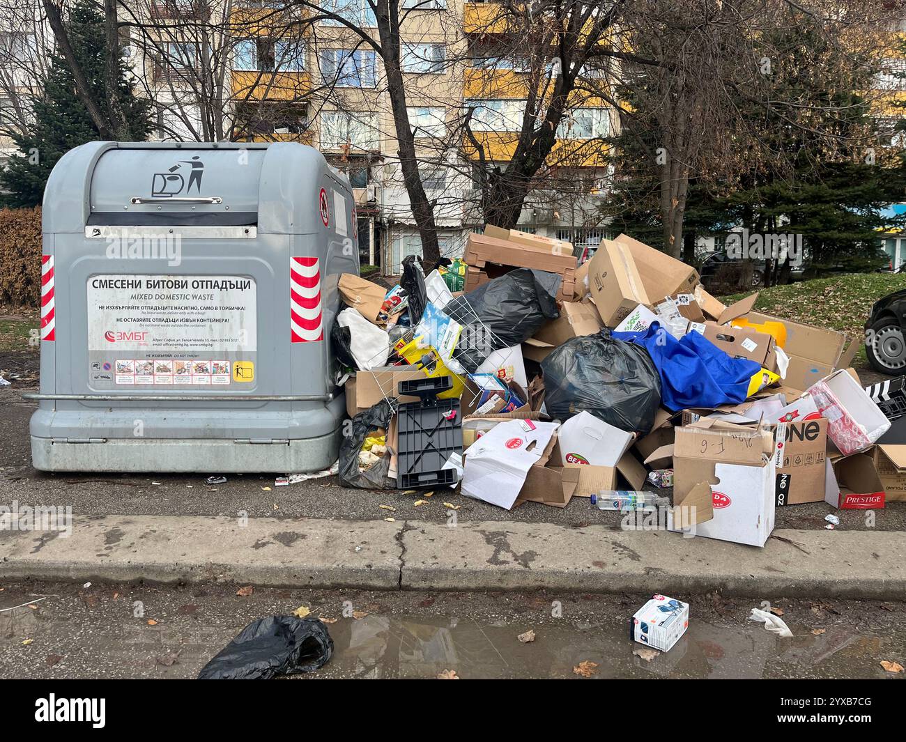 Müll, Müll, Müllabfuhr, Straße, Müll, Abfall, Abfallbehälter, Recycling, gemischte Mülltonne für Haushalte, Sammelstelle, Stadtverschmutzung, Sofia Bulgarien, EU Stockfoto