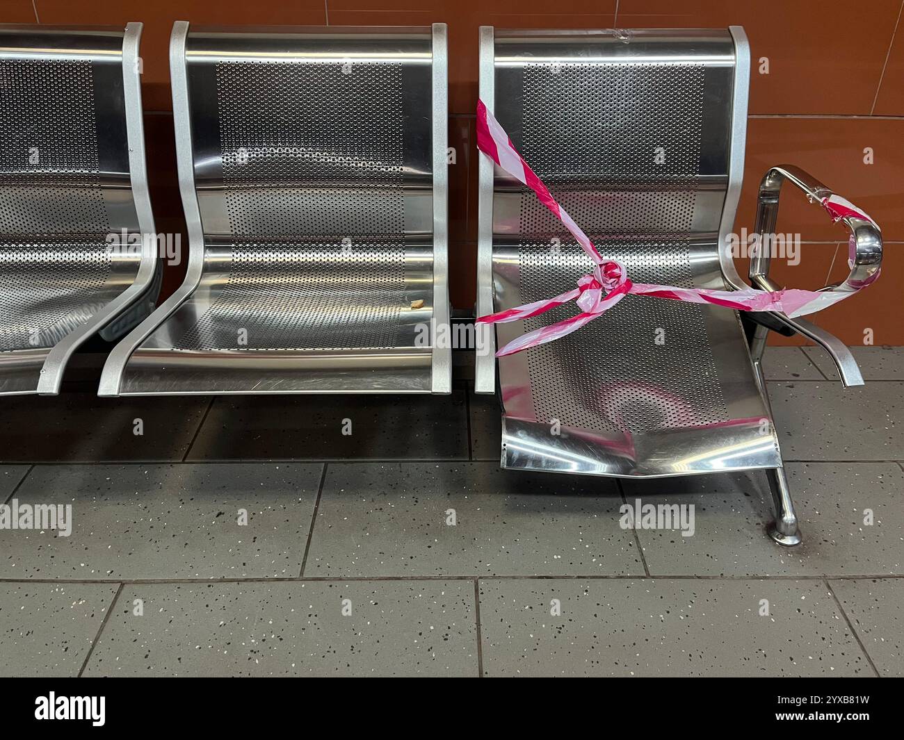 Defekter Sitz, Sicherheit, Edelstahlsitze, Urban, Konzept, reisen, Pendeln, Reisen, Pendeln, Stadt, Sitzplätze in der U-Bahn, Sitzreihen, U-Bahn-Sitze - Smartphone-aufgenommenes Stockfoto