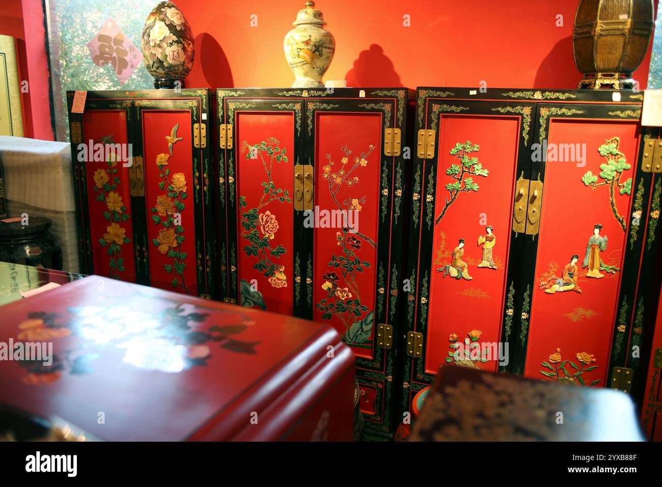 (241215) -- PEKING, 15. Dezember 2024 (Xinhua) -- Möbel aus Goldlack Inlay Art werden im Pekinger Gold Lack Inlay Art Museum in Peking, Hauptstadt Chinas, am 10. Dezember 2024 ausgestellt. Gold Lack Inlay Art, eine Hauptkategorie traditioneller chinesischer Lackkunst, hat eine mehr als 7.000-jährige Geschichte. Die Pekinger Goldlackintarsien, die sich auf der Grundlage der kaiserlichen Kunst der Ming- (1368-1644) und Qing-Dynastien (1644-1911) entwickeln, bilden einen klassisch eleganten und prächtigen Pekinger Stil. Die Kunst wurde auf eine breite Palette von Aspekten des Lebens angewendet, von Säulen im antiken bui Stockfoto