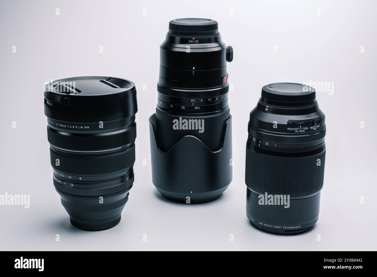 Ein hochwertiges Bild mit drei professionellen Kameraobjektiven unterschiedlicher Größe und Spezifikation, ideal für Fotografen und Videografen, die suchen Stockfoto