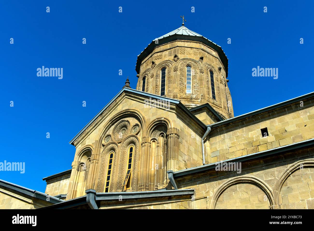 Reiche skulpturale Verzierungen an der Südfassade der Kreuzkuppelkirche von Samtavro Transfiguration Church, Samtavro Kloster, Mzcheta, Georgien Stockfoto