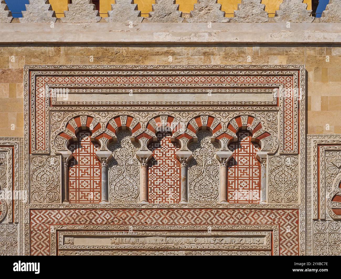 Architekturformen und Mosaikdekor, maurische Architektur. Nahaufnahme der renovierten Mauer der Großen Moschee-Kathedrale von Córdoba, Spanien. Wunderschöne Fassade. Stockfoto