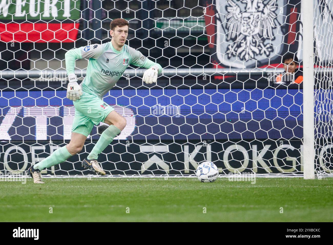 Nijmegen, Niederlande. Dezember 2024. NIJMEGEN, NIEDERLANDE - 15. DEZEMBER: Torhüter Robin Roefs von NEC tritt den Ball während des niederländischen Eredivisie-Spiels zwischen NEC und Sparta Rotterdam am 15. Dezember 2024 im Goffertstadion in Nijmegen, Niederlande. (Foto: Broer van den Boom/Orange Pictures) Credit: Orange Pics BV/Alamy Live News Stockfoto