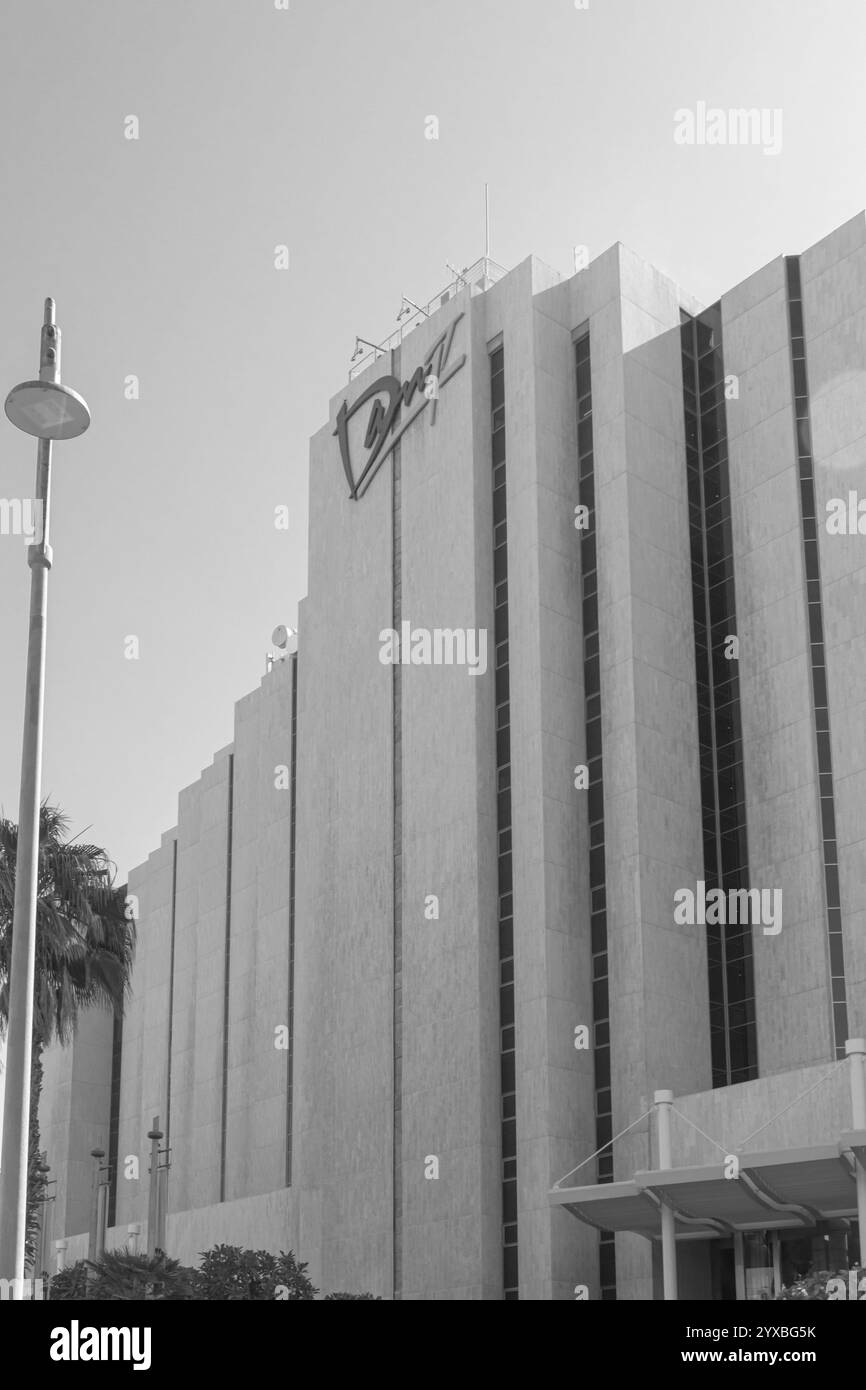 Eilat, Israel - 1. November 2024: Außenansicht des Luxushotels Dan Eilat in Schwarz-weiß Stockfoto