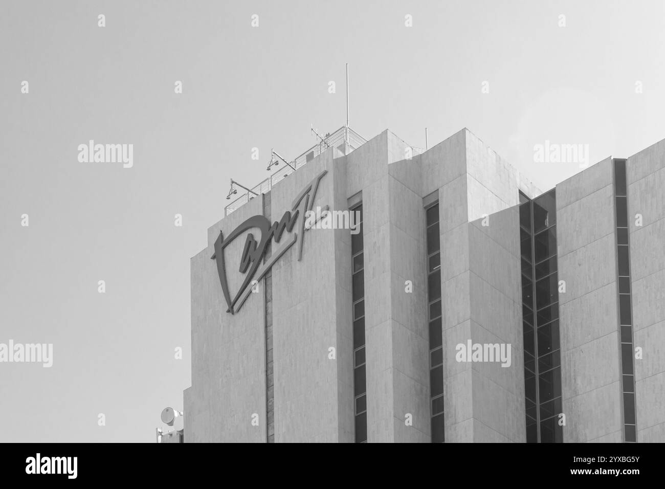 Eilat, Israel - 1. November 2024: Außenansicht des Luxushotels Dan Eilat in Schwarz-weiß Stockfoto