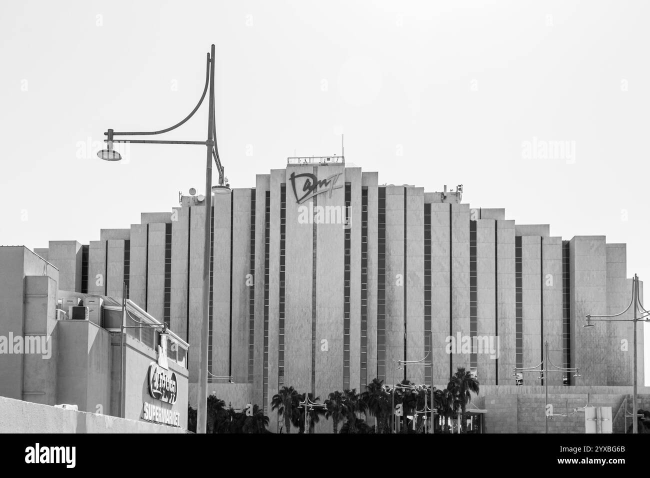 Eilat, Israel - 1. November 2024: Außenansicht des Luxushotels Dan Eilat in Schwarz-weiß Stockfoto