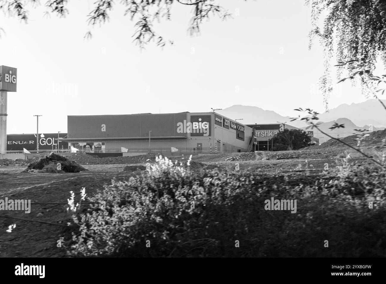 Eilat, Israel - 1. November 2024: Großes Zentrum, Außenansicht des Eilat-Einkaufszentrums Stockfoto