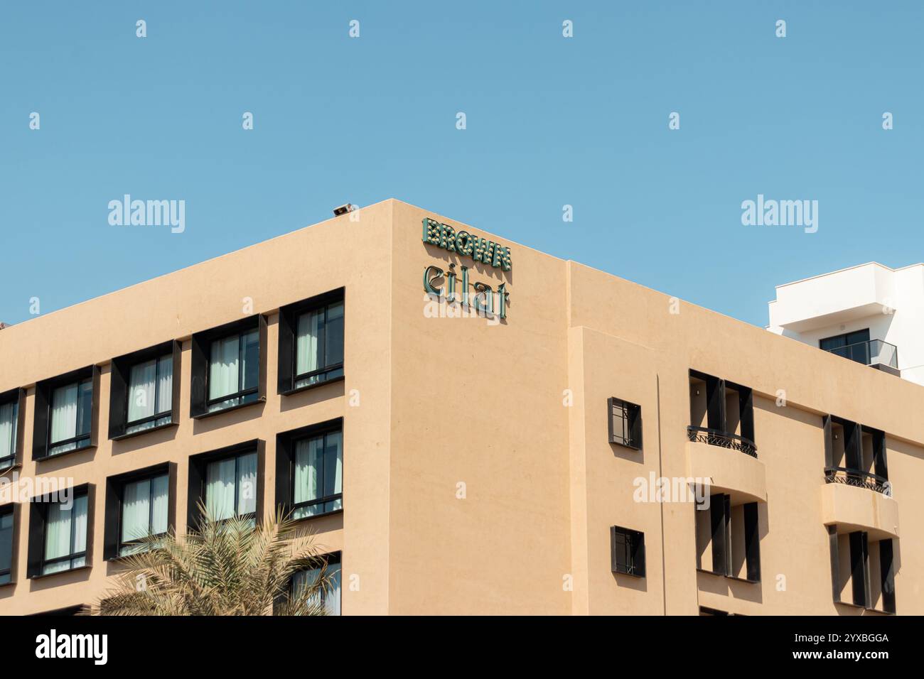 Eilat, Israel - 2. November 2024: Braunes Eilat-Gebäude außerhalb des Boutique-Hotels Stockfoto