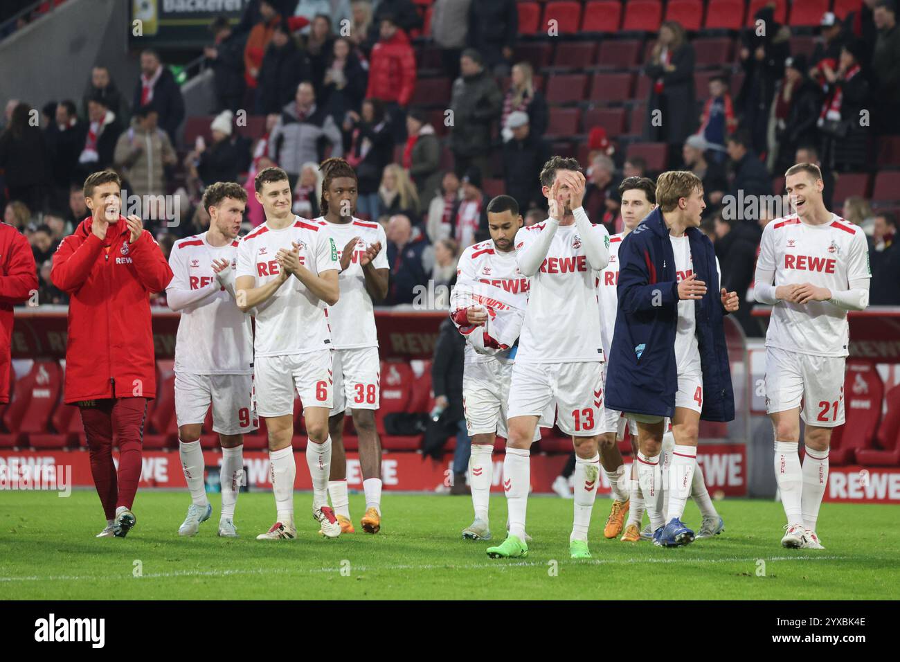 Koelner Ehrenrunde, GER, 1. FC Köln vs. 1. FC Nürnberg , 2. Fussball-Bundesliga, 16. Spieltag, Saison 2024/2025, 15.12.2024, DFL-VORSCHRIFTEN VERBIETEN JEDE VERWENDUNG VON FOTOGRAFIEN ALS BILDSEQUENZEN UND/ODER QUASI-VIDEO, Foto: Eibner-Pressefoto/Jörg Niebergall Stockfoto