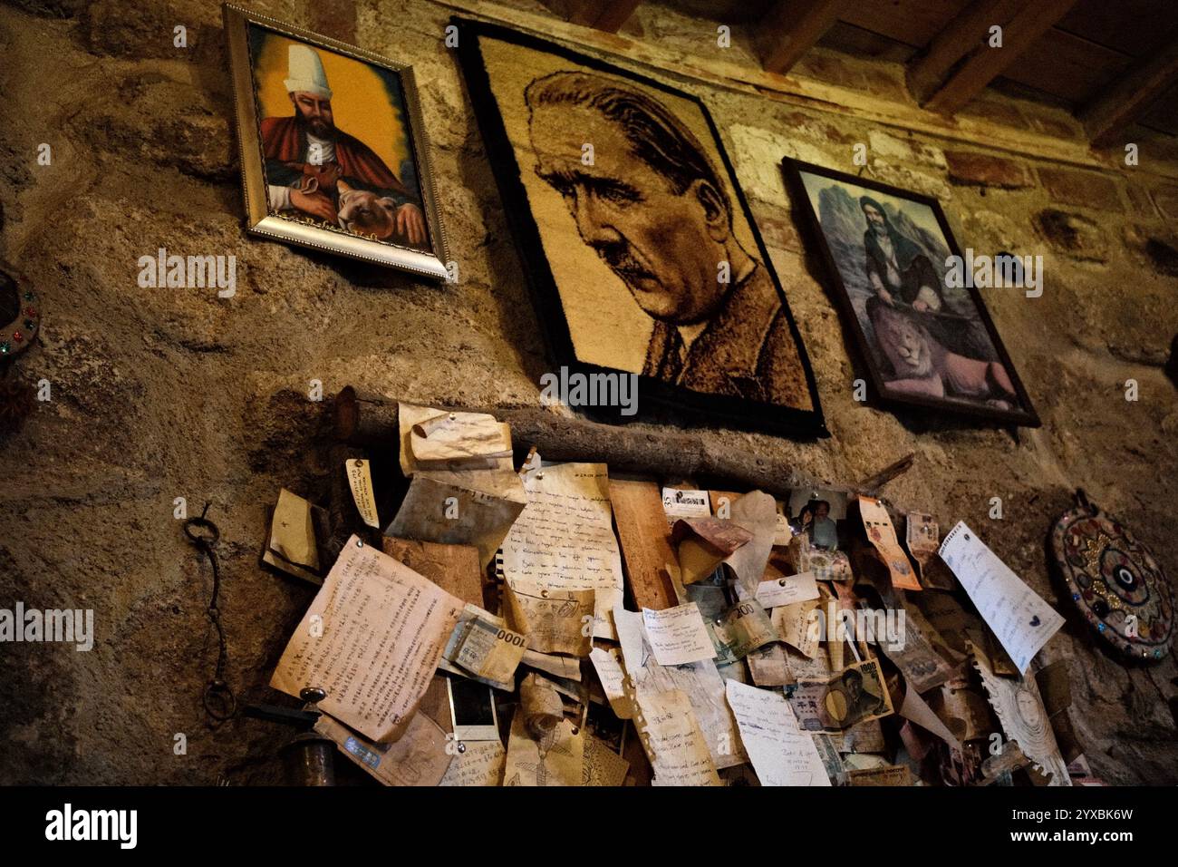 Göreme, Kappadokien, Türkiye - Dezember 1,2024: Sammlung alter Notizen, Briefe und Fotografien auf einer nostalgischen rustikalen Steinmauer Stockfoto