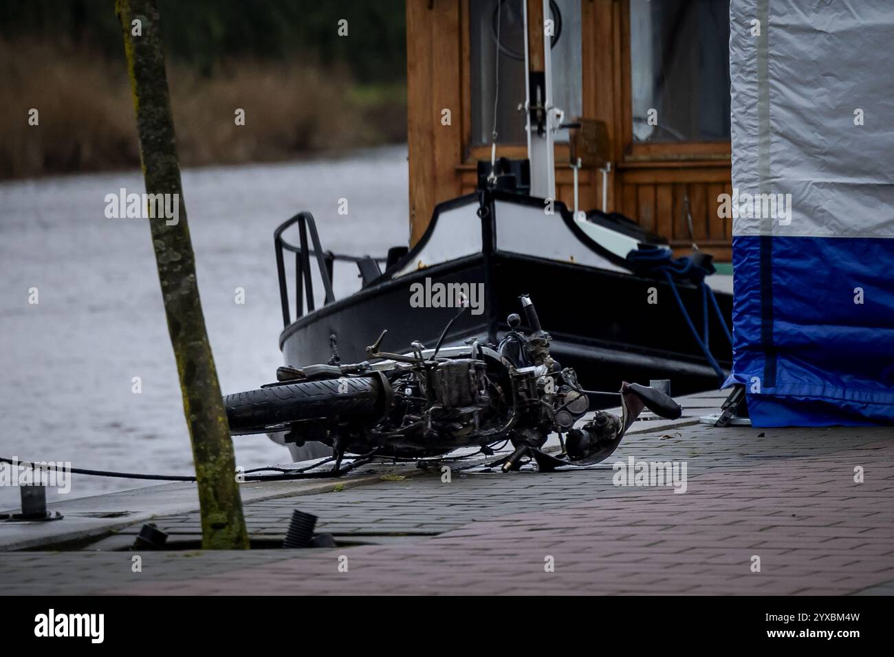 KROMMENIE - die Polizei ermittelt in Krommenie, Nordholland. Hier auf dem Noordervaartdijk wurden zwei Tote im Wasser gefunden. ANP ROBIN VAN LONKHUIJSEN niederlande aus - belgien aus Stockfoto