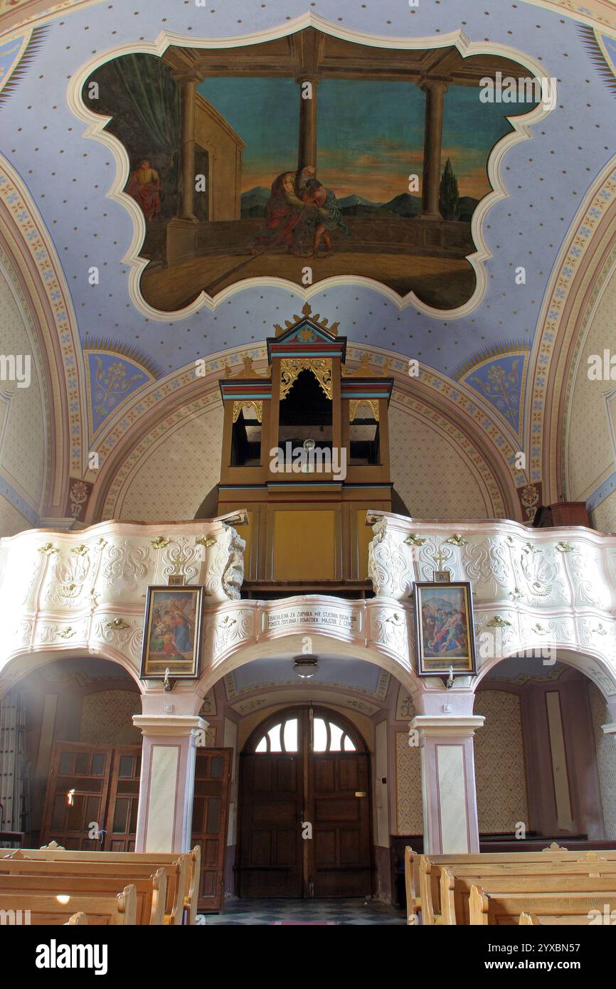 Chor und Orgel in der Pfarrkirche St. Martin in Martinska Ves, Kroatien Stockfoto