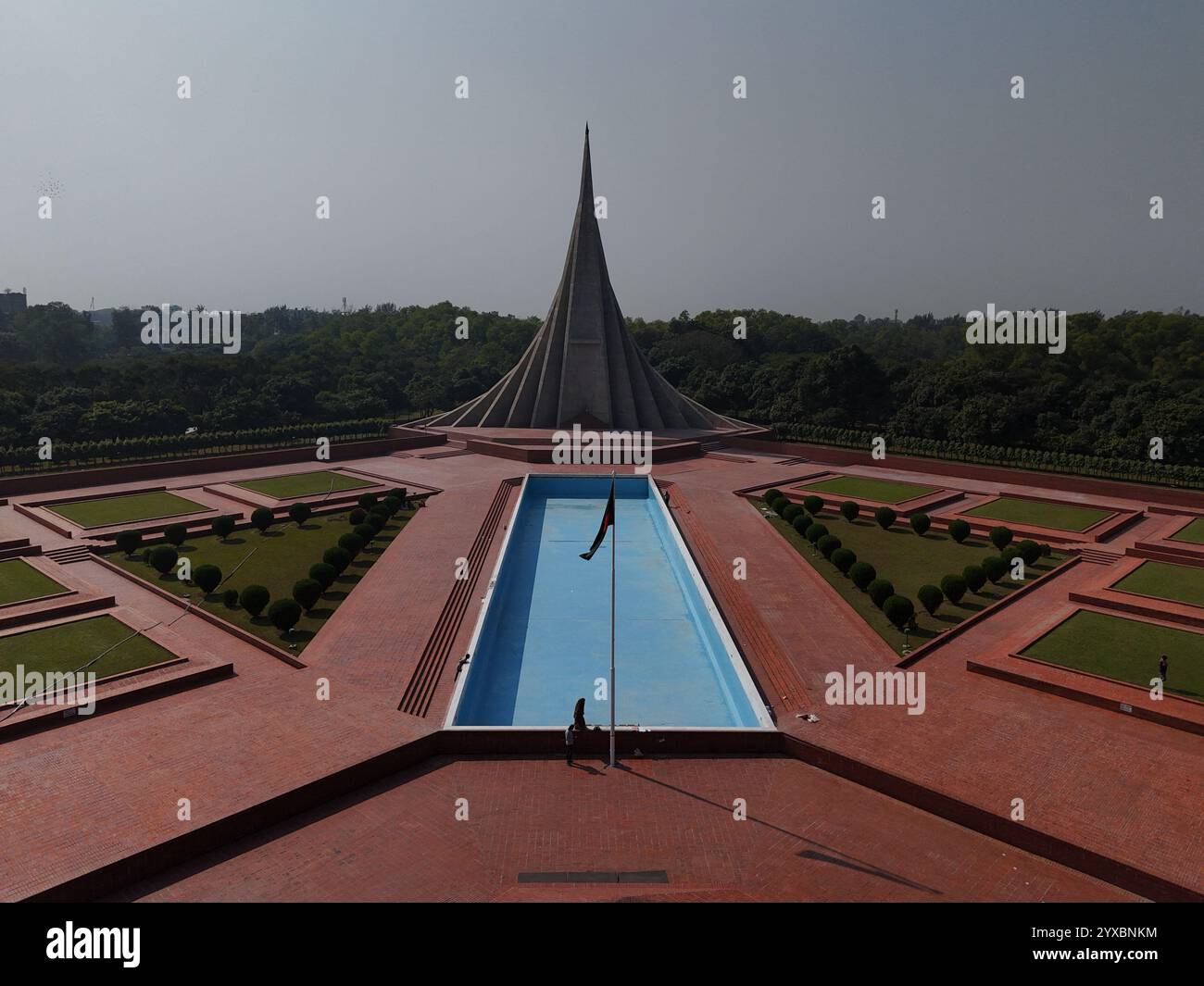 Dhaka, Bangladesch. Dezember 2024. Der National Memorial Tower oder Jatiya Smriti Shoudha in Savar, etwa 20 km von Dhaka entfernt, wurde in Erinnerung an die Opfer des Befreiungskrieges von 1971 errichtet. Dhaka, Bangladesch. Dezember 2024. Foto: Habibur Rahman/ABACAPRESS. COM Credit: Abaca Press/Alamy Live News Stockfoto