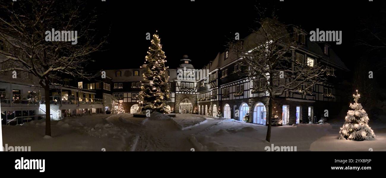 Weihnachtsbaum im Schnee bei Nacht - Smartphone-aufgenommenes Stockfoto