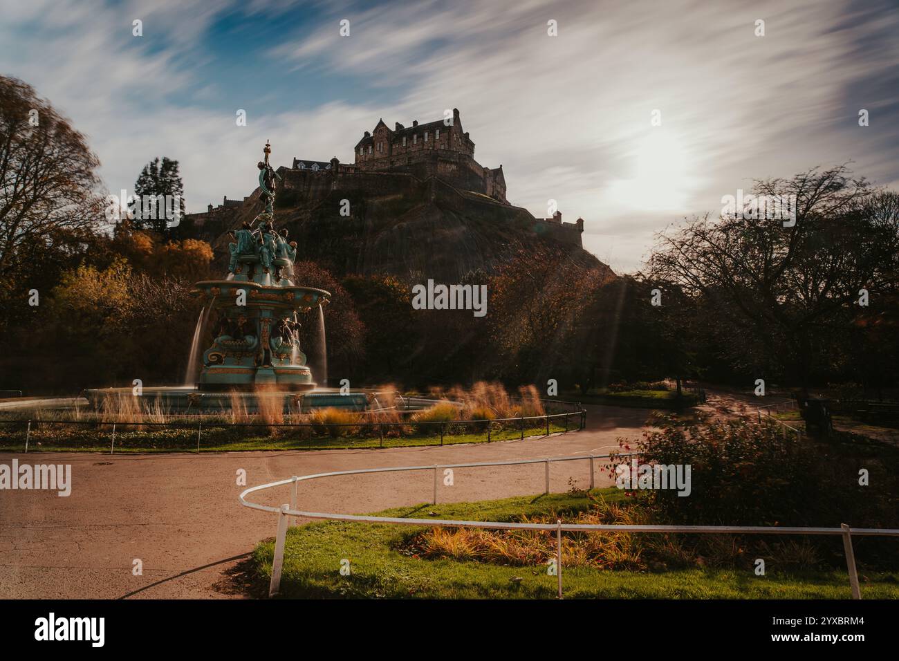 Das wunderschöne Schloss von Edinburgh und der Ross Foutain bei Sonnenaufgang Stockfoto