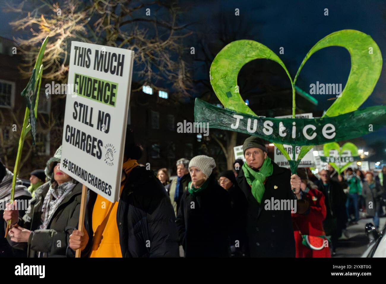 West Kensington, London, Großbritannien. Samstag, 14. November 2024. Mitglieder der Gemeinde Grenfell versammeln sich zum Grenfell Silent Walk durch West Kensington, um die 72 Toten zu ehren, die beim Grenfell Tower-Feuer ums Leben kamen, bei dem auch über 70 Menschen verletzt wurden. Die Tragödie begann am 14. Juni 2017, als um 00:54 Uhr BST im 24-stöckigen Grenfell Tower in North Kensington, West London, ein Feuer ausbrach. Die Flamme, die 60 Stunden lang brannte, wurde von einer leicht entzündlichen Verkleidung angeheizt – ein Faktor, der als „Hauptgrund“ für seine schnelle und verheerende Ausbreitung identifiziert wurde. Stockfoto