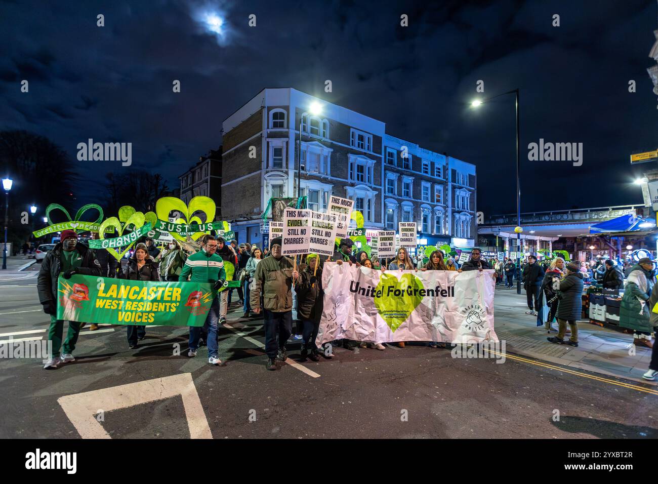 West Kensington, London, Großbritannien. Samstag, 14. November 2024. Mitglieder der Gemeinde Grenfell versammeln sich zum Grenfell Silent Walk durch West Kensington, um die 72 Toten zu ehren, die beim Grenfell Tower-Feuer ums Leben kamen, bei dem auch über 70 Menschen verletzt wurden. Die Tragödie begann am 14. Juni 2017, als um 00:54 Uhr BST im 24-stöckigen Grenfell Tower in North Kensington, West London, ein Feuer ausbrach. Die Flamme, die 60 Stunden lang brannte, wurde von einer leicht entzündlichen Verkleidung angeheizt – ein Faktor, der als „Hauptgrund“ für seine schnelle und verheerende Ausbreitung identifiziert wurde. Stockfoto