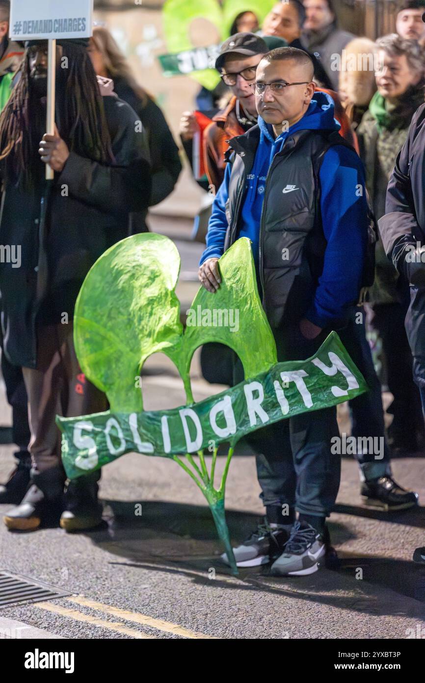 West Kensington, London, Großbritannien. Samstag, 14. November 2024. Mitglieder der Gemeinde Grenfell versammeln sich zum Grenfell Silent Walk durch West Kensington, um die 72 Toten zu ehren, die beim Grenfell Tower-Feuer ums Leben kamen, bei dem auch über 70 Menschen verletzt wurden. Die Tragödie begann am 14. Juni 2017, als um 00:54 Uhr BST im 24-stöckigen Grenfell Tower in North Kensington, West London, ein Feuer ausbrach. Die Flamme, die 60 Stunden lang brannte, wurde von einer leicht entzündlichen Verkleidung angeheizt – ein Faktor, der als „Hauptgrund“ für seine schnelle und verheerende Ausbreitung identifiziert wurde. Stockfoto