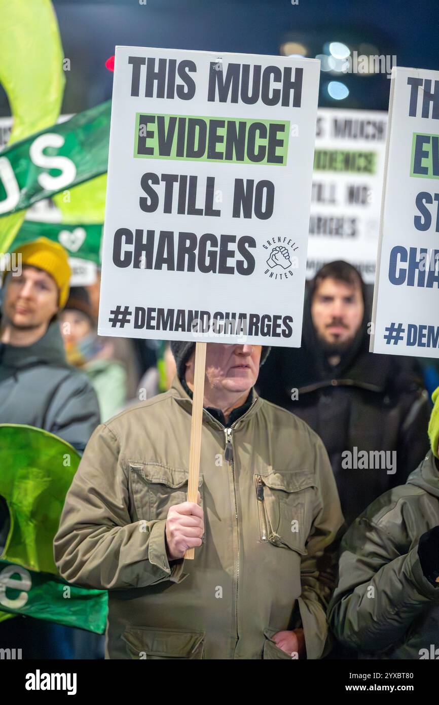 West Kensington, London, Großbritannien. Samstag, 14. November 2024. Mitglieder der Gemeinde Grenfell versammeln sich zum Grenfell Silent Walk durch West Kensington, um die 72 Toten zu ehren, die beim Grenfell Tower-Feuer ums Leben kamen, bei dem auch über 70 Menschen verletzt wurden. Die Tragödie begann am 14. Juni 2017, als um 00:54 Uhr BST im 24-stöckigen Grenfell Tower in North Kensington, West London, ein Feuer ausbrach. Die Flamme, die 60 Stunden lang brannte, wurde von einer leicht entzündlichen Verkleidung angeheizt – ein Faktor, der als „Hauptgrund“ für seine schnelle und verheerende Ausbreitung identifiziert wurde. Stockfoto