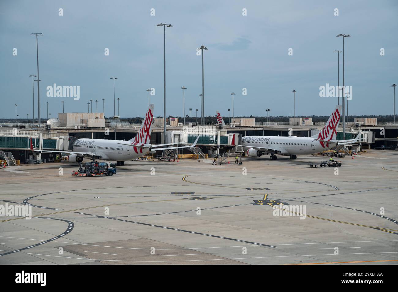 02.11.2024, Melbourne, Victoria, Australien - Boeing 737-800 Passagierflugzeuge der australischen Fluggesellschaft Virgin Atlantic parken an ihren Flugsteigen am internationalen Flughafen Melbourne Tullamarine. Virgin Australia Airlines Pty. Ltd. Ist eine australische Fluggesellschaft mit Sitz in Brisbane und Basis auf dem Flughafen Brisbane. *** 02 11 2024, Melbourne, Victoria, Australien Boeing 737 800 Passagierflugzeuge der australischen Fluggesellschaft Virgin Atlantic Park am Flughafen Melbourne Tullamarine Virgin Australia Airlines Pty Ltd ist eine australische Fluggesellschaft Stockfoto